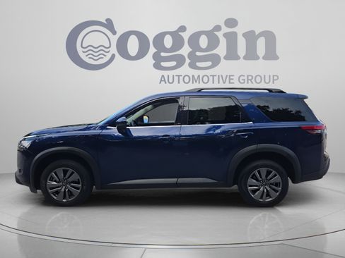 Used 2025 Nissan Pathfinder SV FWD image 2