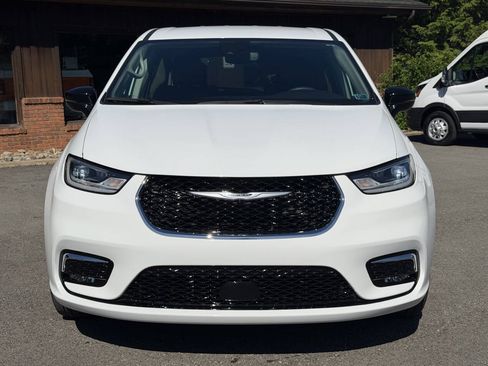 Used 2024 Chrysler Pacifica Touring-L AWD/4WD image 5