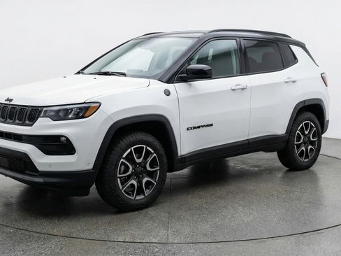Used 2025 Jeep Compass Trailhawk AWD/4WD image 3