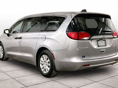 Used 2020 Chrysler Voyager L image 10