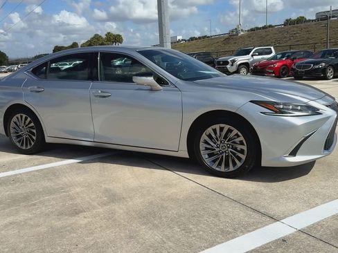 Used 2024 Lexus ES 300h Ultra Luxury w/ Accessory Package (Z2) image 2