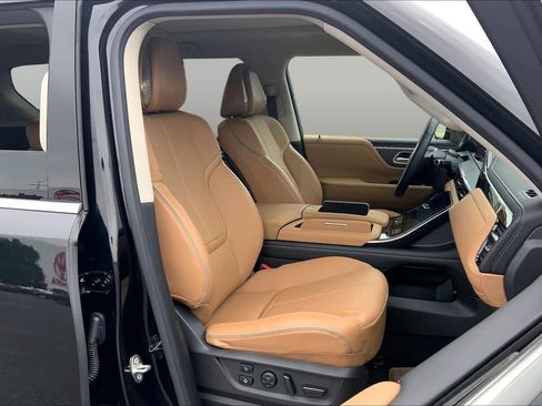 Used 2025 INFINITI QX80 Sensory AWD/4WD image 9