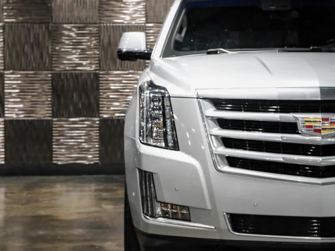 Used 2019 Cadillac Escalade ESV Luxury AWD/4WD image 42