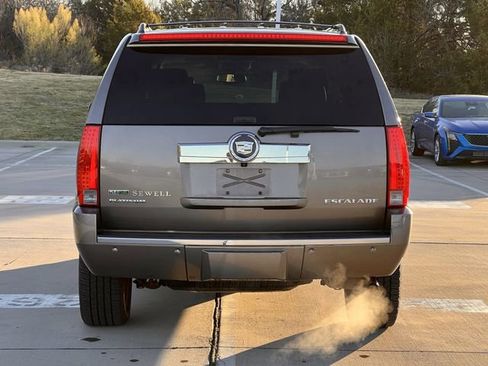 Used 2011 Cadillac Escalade Platinum image 4