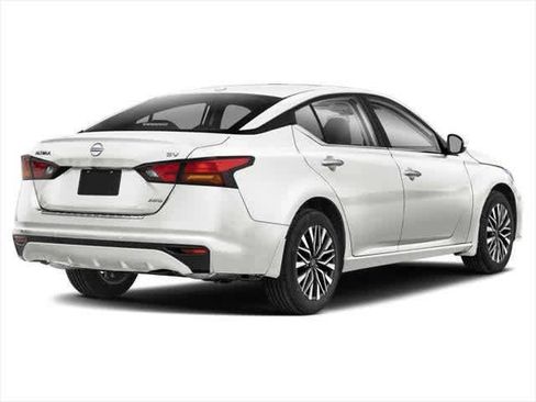 Used 2024 Nissan Altima 2.5 SV image 2