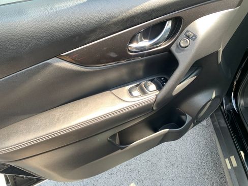 Used 2020 Nissan Rogue SV FWD image 17