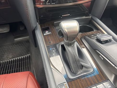 Used 2021 Lexus LX 570 4WD w/ Luxury Package image 19