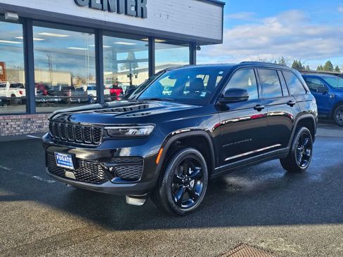 Used 2025 Jeep Grand Cherokee Altitude image 2