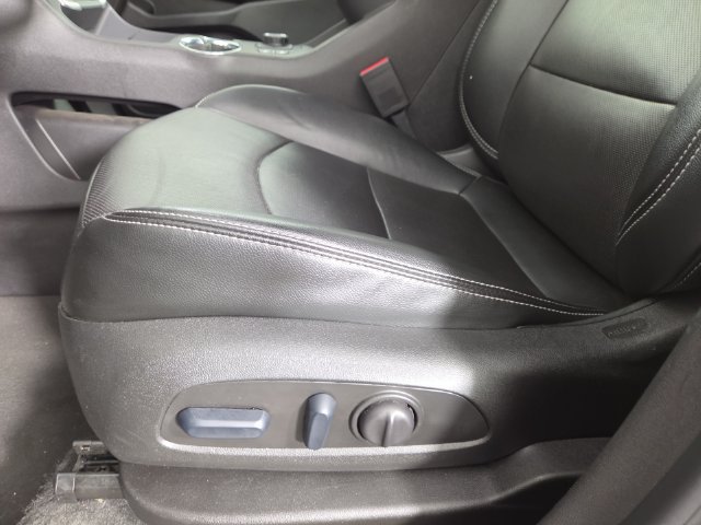 Used 2024 GMC Terrain SLT AWD/4WD image 30