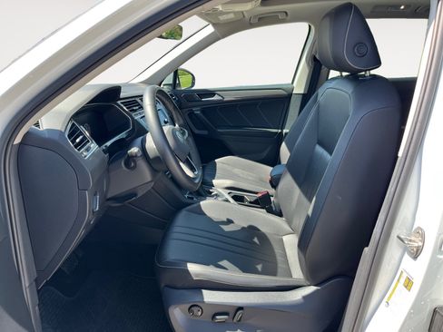 Used 2022 Volkswagen Tiguan SE w/ Panoramic Sunroof Package AWD/4WD image 11