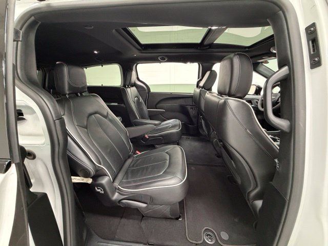 Used 2025 Chrysler Pacifica Limited FWD image 24