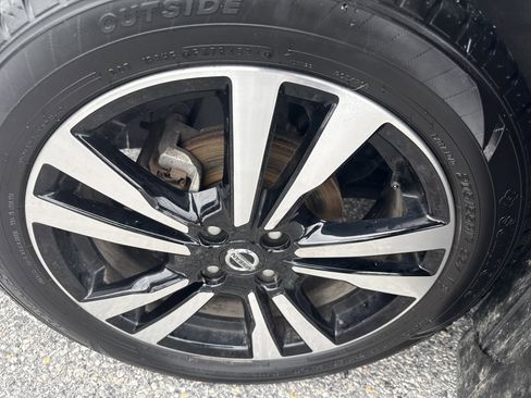 Used 2018 Nissan Kicks SV image 11