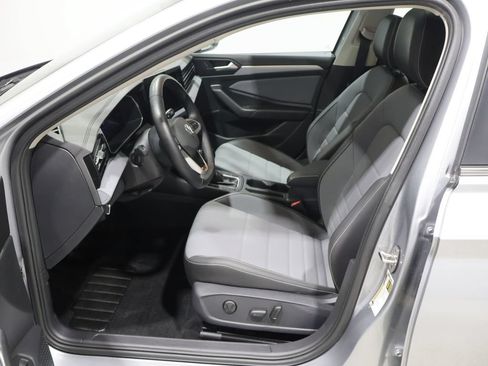 Used 2025 Volkswagen Jetta SE FWD image 12