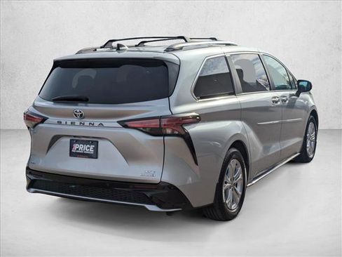 Used 2022 Toyota Sienna XSE image 5
