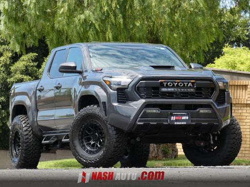 Used 2025 Toyota Tacoma TRD Sport AWD/4WD image 5