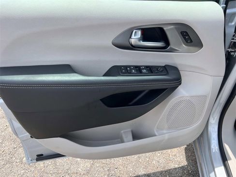 Used 2024 Chrysler Pacifica Touring-L image 14