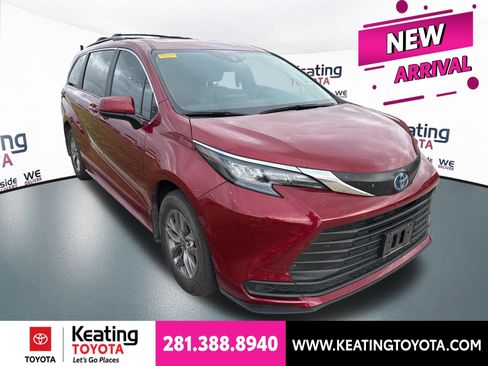 Used 2025 Toyota Sienna LE FWD image 1