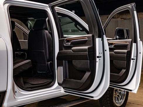 Used 2025 Chevrolet Silverado 2500 High Country w/ Technology Package image 31