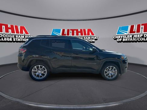 Used 2023 Jeep Compass Latitude w/ Sun and Sound Group AWD/4WD image 9