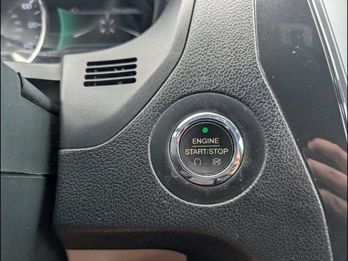 Used 2018 Ford Explorer XLT w/ Equipment Group 202A FWD image 17