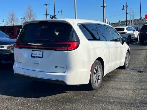 Used 2024 Chrysler Pacifica Select image 7