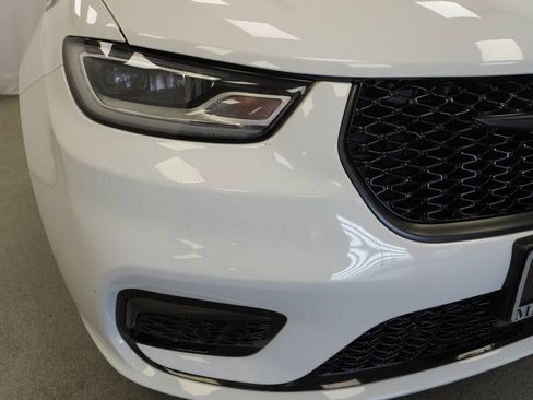 Used 2024 Chrysler Pacifica Select image 8