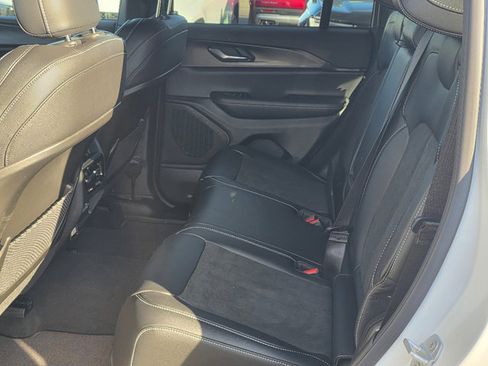 Used 2025 Jeep Grand Cherokee Altitude image 13