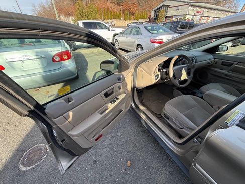 Used 2005 Ford Taurus SE image 9