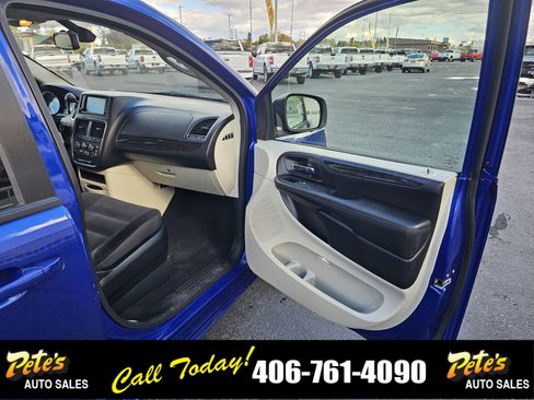 Used 2018 Dodge Grand Caravan SE w/ UConnect Hands-Free Group image 16