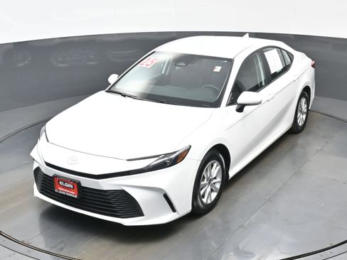 Used 2025 Toyota Camry LE image 34