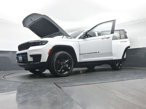 Used 2023 Jeep Grand Cherokee L Laredo image 39