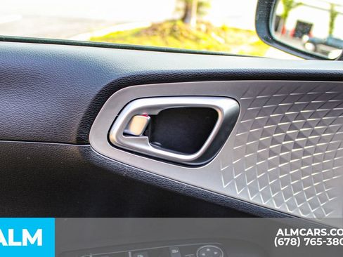 Used 2025 Kia Soul LX w/ LX Technology Package FWD image 33