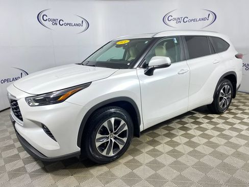 Certified 2024 Toyota Highlander XLE AWD/4WD image 3