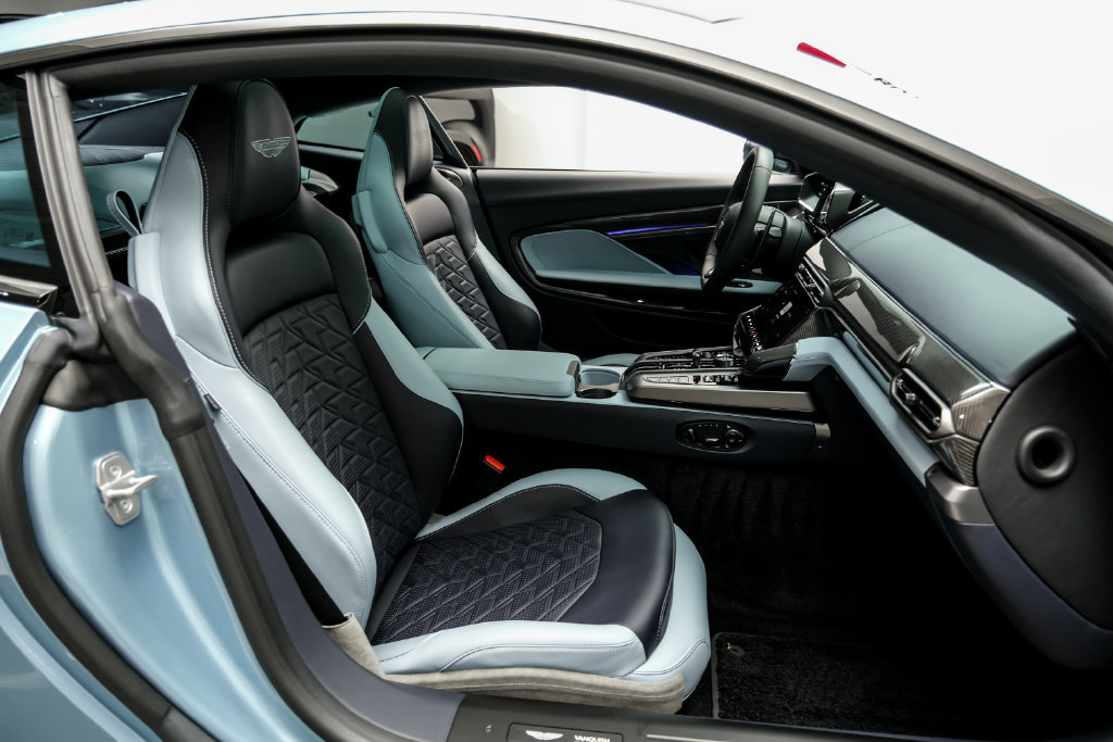 Used 2025 Aston Martin Vanquish RWD image 38