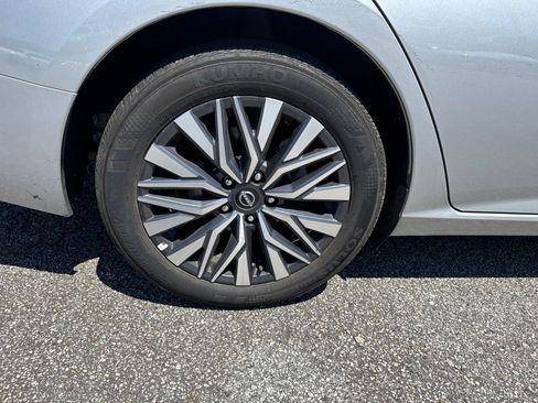Used 2025 Nissan Altima 2.5 SV FWD image 11