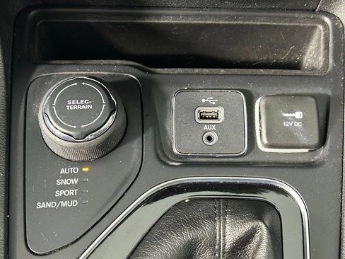 Used 2019 Jeep Cherokee Limited AWD/4WD image 21