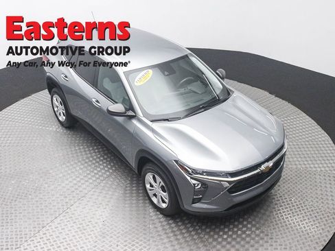 Used 2024 Chevrolet Trax LS w/ Driver Confidence Package FWD image 3