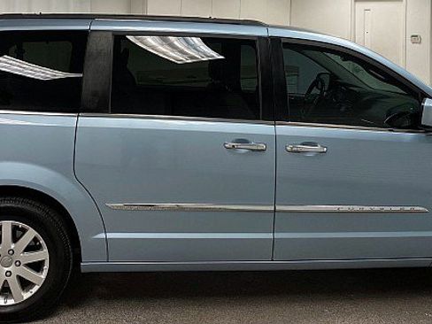 Used 2016 Chrysler Town & Country Touring w/ Driver Convenience Group image 4