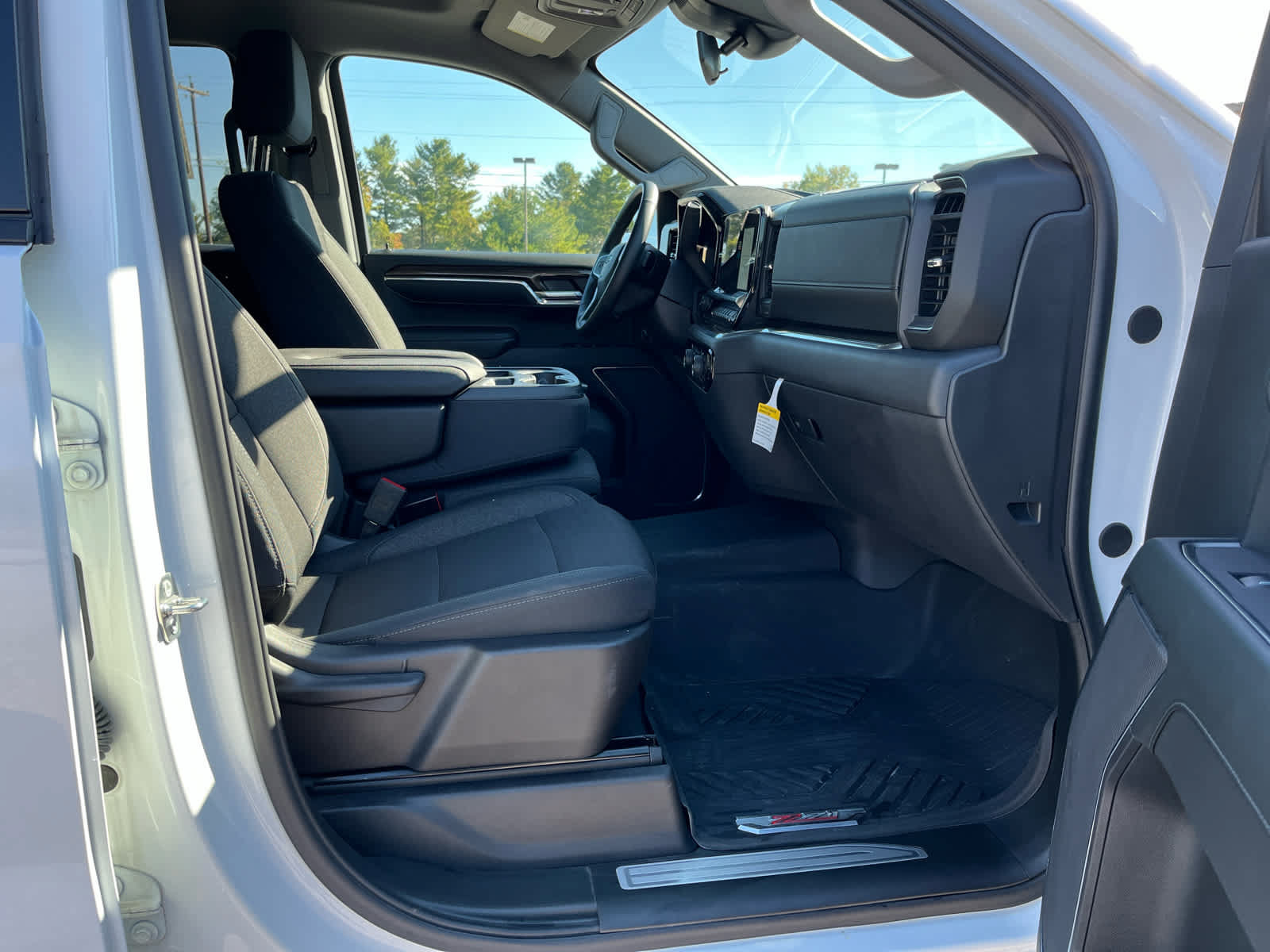 Used 2024 Chevrolet Silverado 1500 LT Trail Boss w/ LPO, Dark Essentials Package AWD/4WD image 28