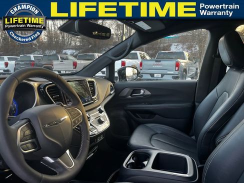 Used 2025 Chrysler Pacifica Select image 18