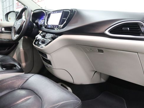 Used 2022 Chrysler Pacifica Touring-L FWD image 28