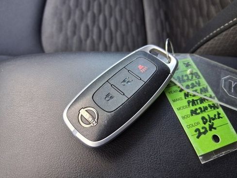 Used 2024 Nissan Pathfinder S image 19