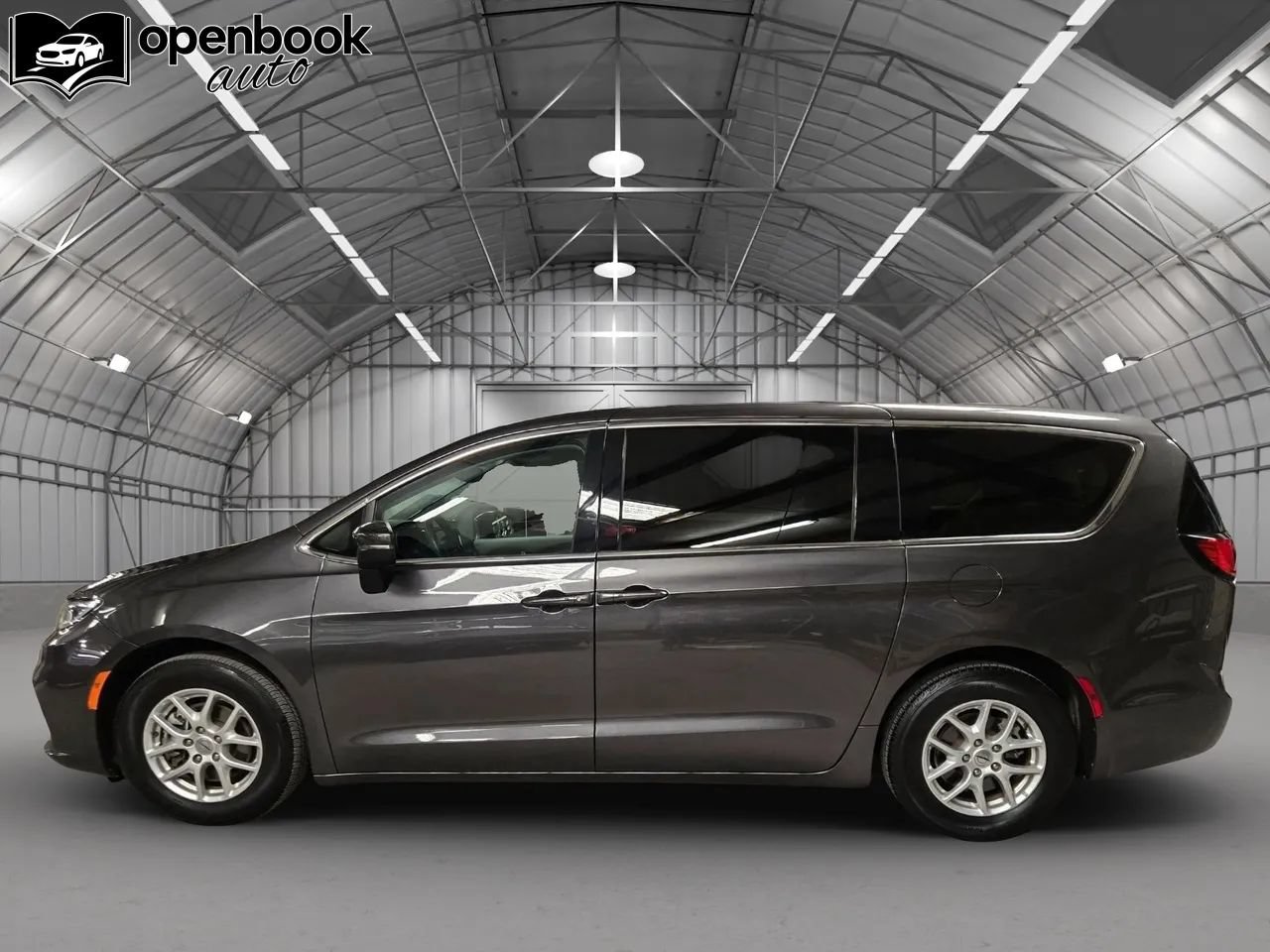 Used 2023 Chrysler Pacifica Touring-L FWD image 8
