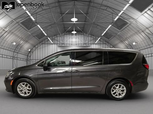 Used 2023 Chrysler Pacifica Touring-L FWD image 8