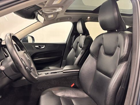 Used 2019 Volvo XC60 T5 Momentum w/ Premium Package image 12