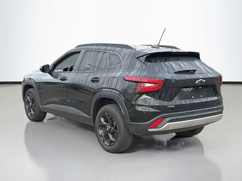 Used 2025 Chevrolet Trax LT FWD image 8