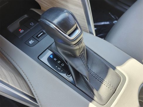 Used 2021 Toyota Venza Limited image 24