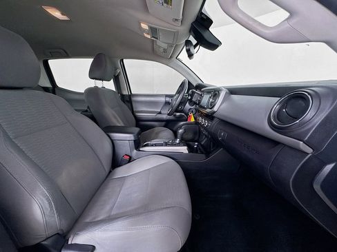 Used 2018 Toyota Tacoma SR5 AWD/4WD image 32