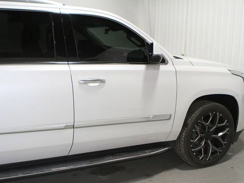 Used 2018 Cadillac Escalade ESV Luxury AWD/4WD image 37