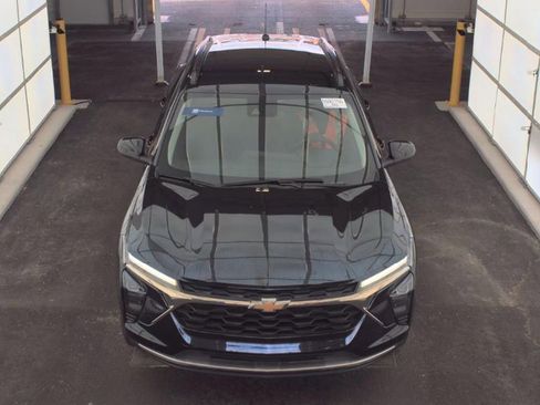 Used 2025 Chevrolet Trax LT w/ Driver Confidence Package FWD image 2